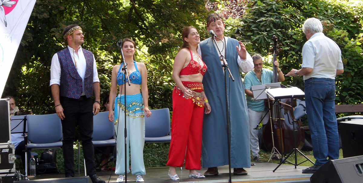 A rászedett kádi c. vígopera előadása a Savaria zenekar és operaénekesek hozták Tiszafüredre
