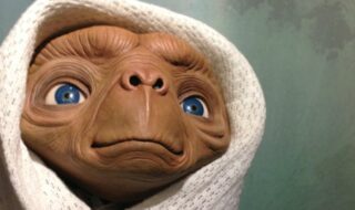 E.T._figure_at_Madame_Tussauds_London_Wikipedia