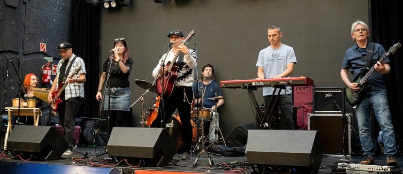 Öröm azene - Helynekem