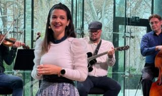 Laposa Julcsi és zenekara tart interaktív előadást a MOMkultban